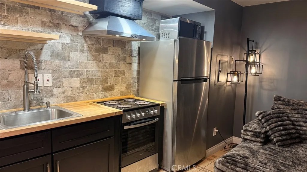 7904 Laurel Canyon 12