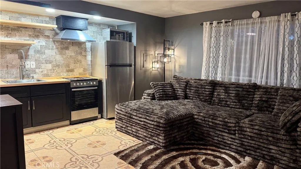 7904 Laurel Canyon 12