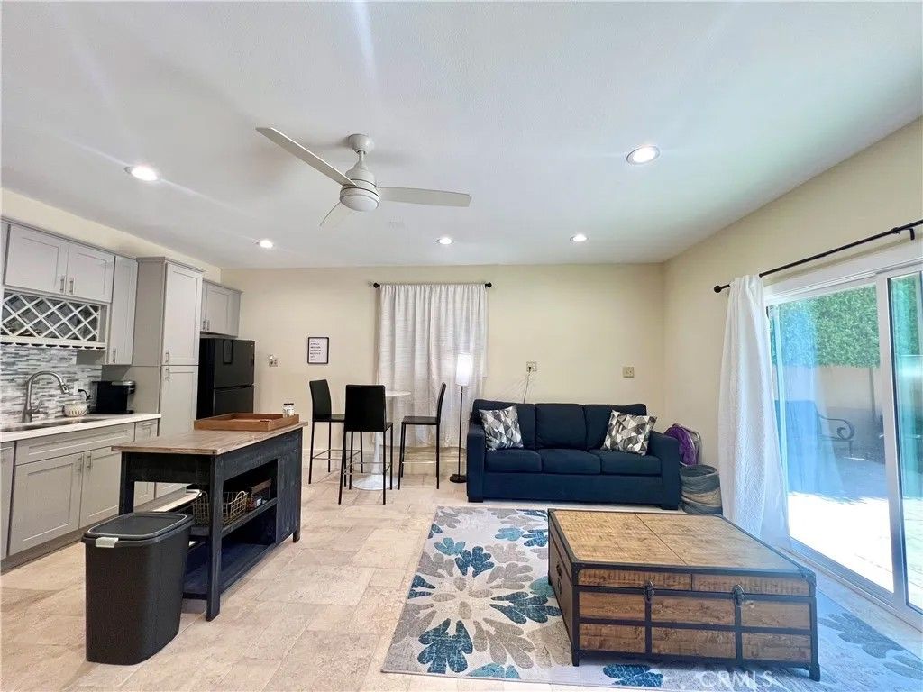 Photo of 17401 Raymer St, Northridge, CA 90039 (MLS # SR25252818)