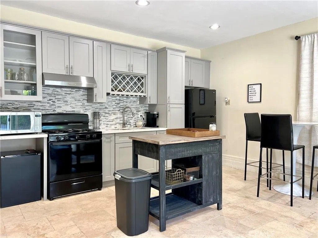 Photo of 17401 Raymer St, Northridge, CA 90039 (MLS # SR25252818)