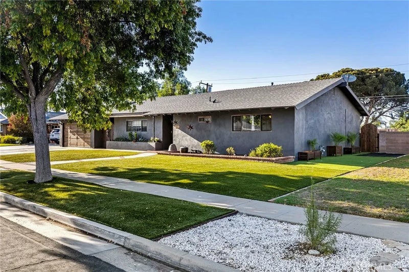 845 W Hacienda