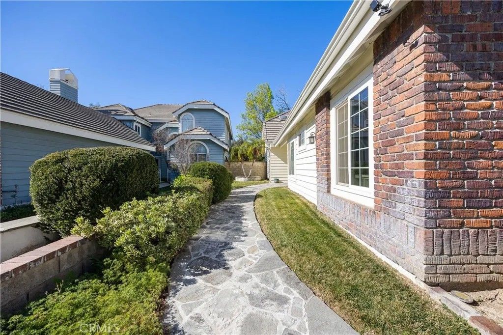 Photo of 26009 Tourelle Pl, Valencia, CA 91355 (MLS # SR26028416)