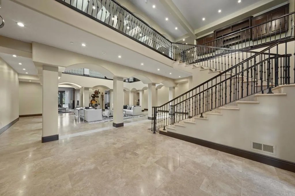 2890 Gate Fifteen Place