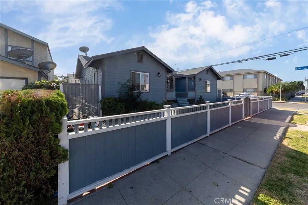 Photo of 402 E Louise Street, Long Beach, CA 90805 (MLS # CV25263994)