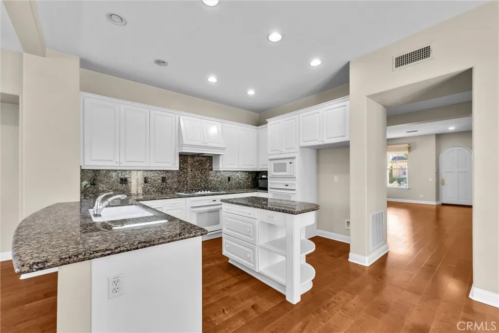 23 Carpenteria