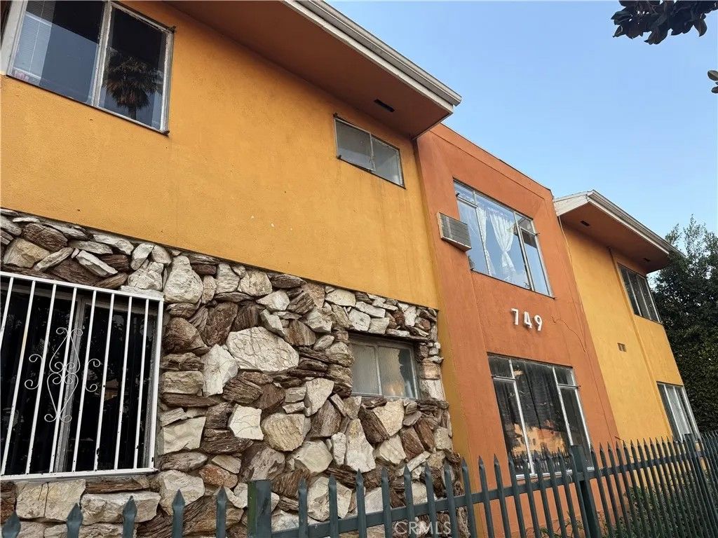 Photo of 749 S Berendo Street #5, Los Angeles, CA 90005 (MLS # SR25279114)