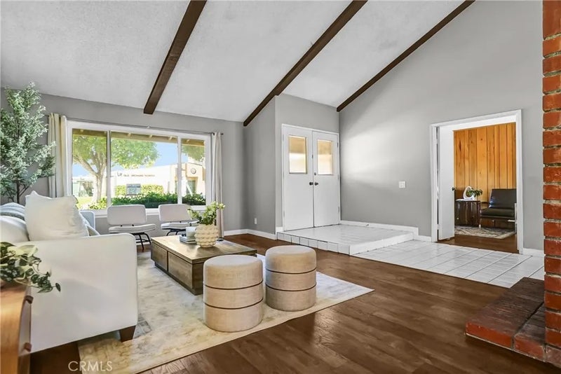 25136 Avenida Rondel