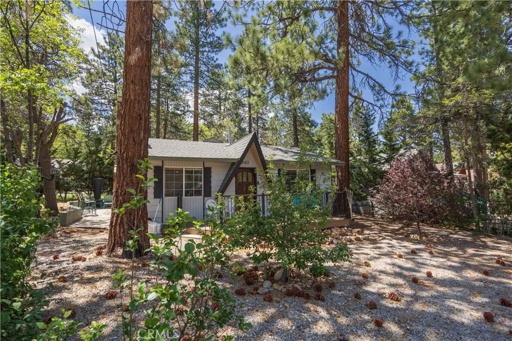 Photo of 682 Maple Lane, Sugarloaf, CA 92386 (MLS # IG26015945)