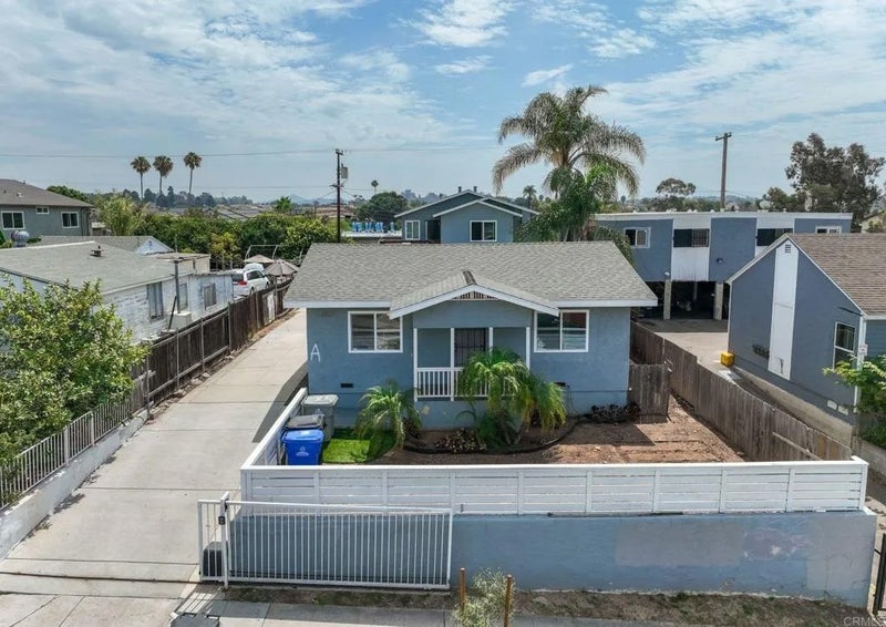 3827 Winona Ave