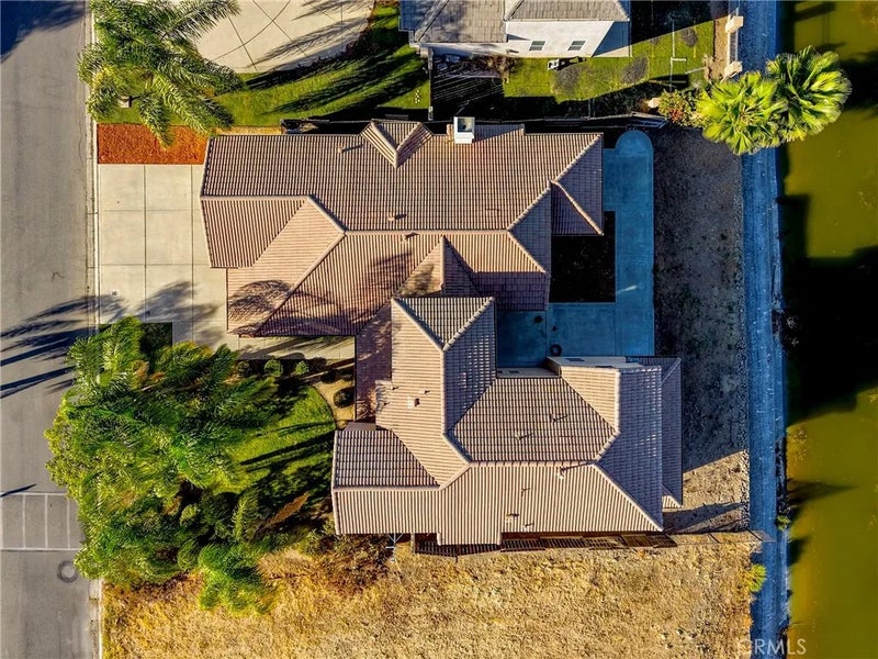 8185 Lake Shore
