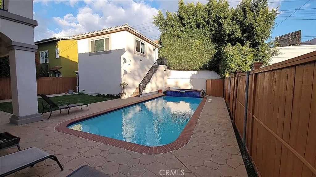 Photo of 826 N Citrus Ave, Los Angeles, CA 90038 (MLS # SR25264073)