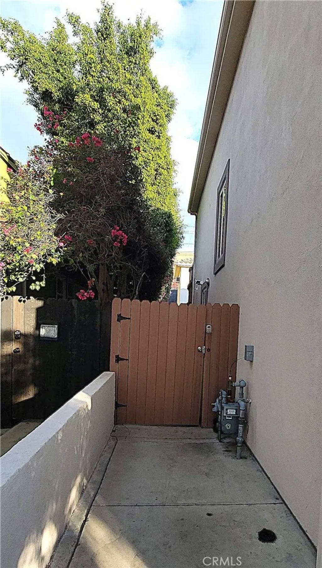 Photo of 826 N Citrus Ave, Los Angeles, CA 90038 (MLS # SR25264073)
