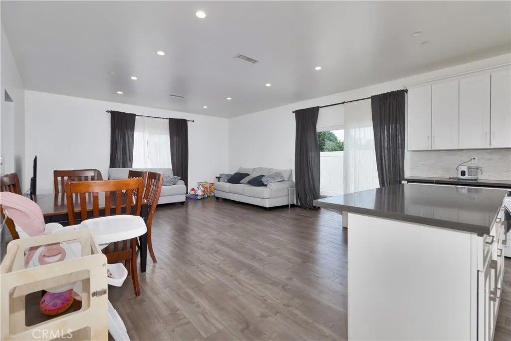 Photo of 14648 Covello St, Van Nuys, CA 91405 (MLS # SR26075462)