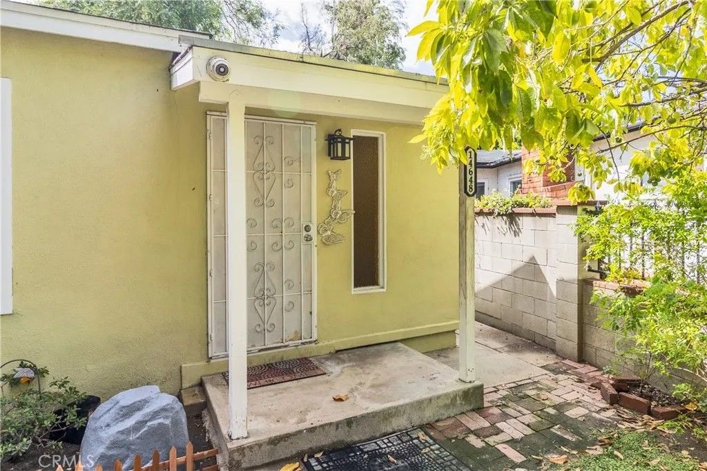 Photo of 14648 Covello St, Van Nuys, CA 91405 (MLS # SR26075462)