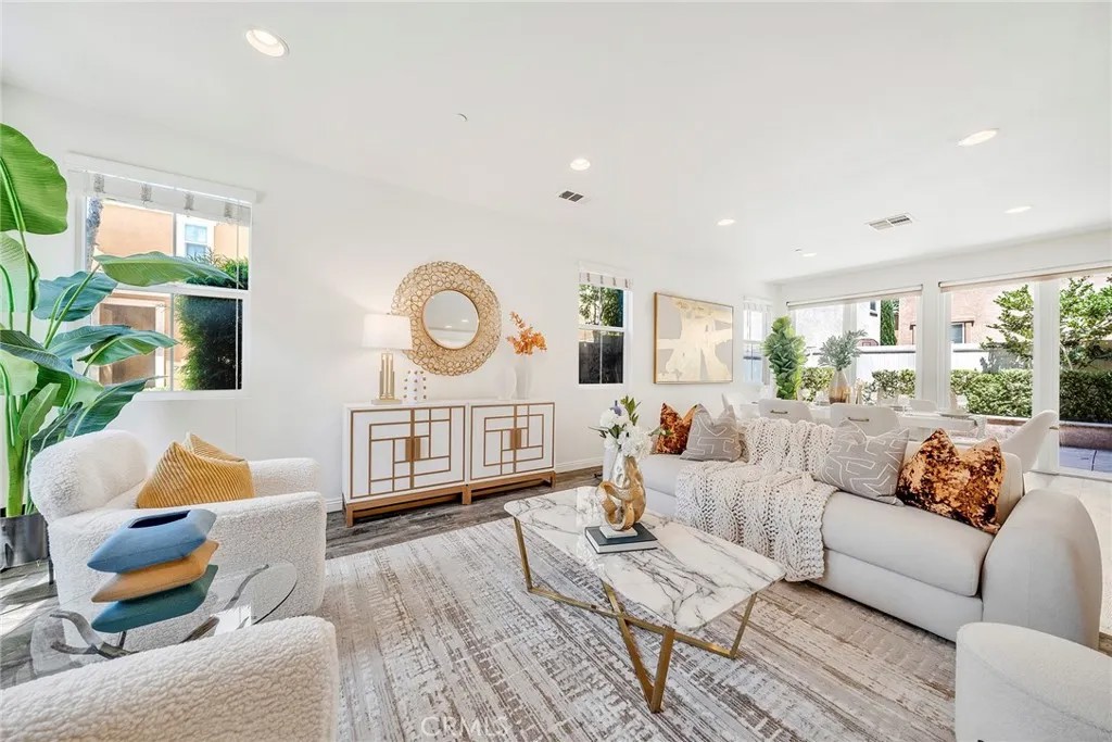 2991 E Via Corvina