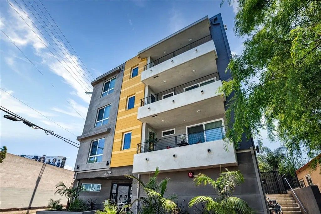 Photo of 10718 Acama Street #401, Studio City, CA 91602 (MLS # SR25234974)