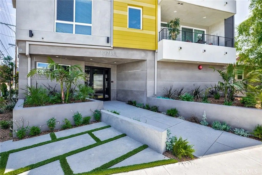 Photo of 10718 Acama Street #401, Studio City, CA 91602 (MLS # SR25234974)
