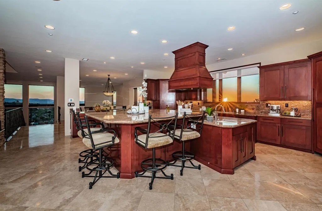 2362 Edgehill Road