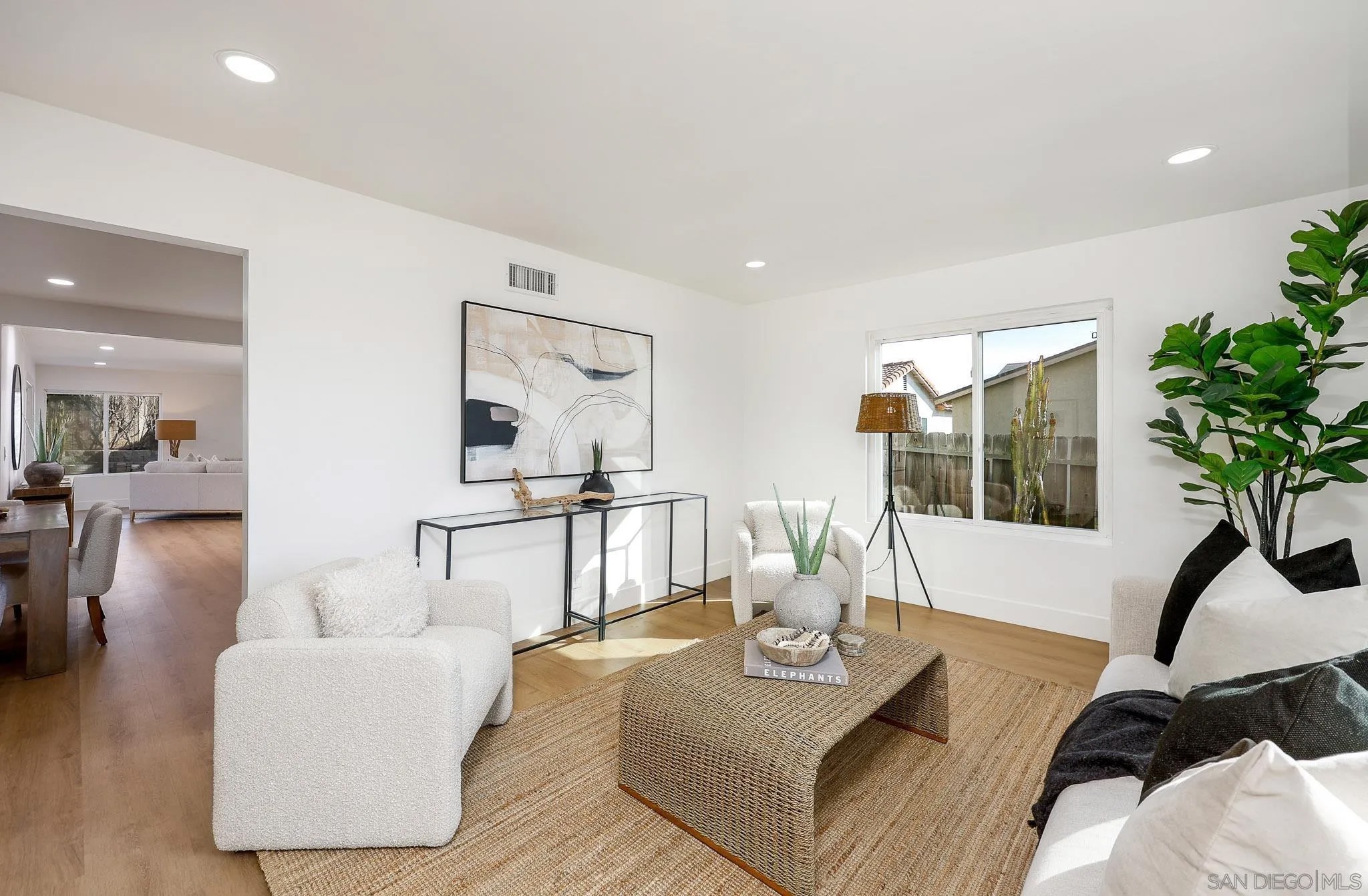 10935 Avenida Del Gato