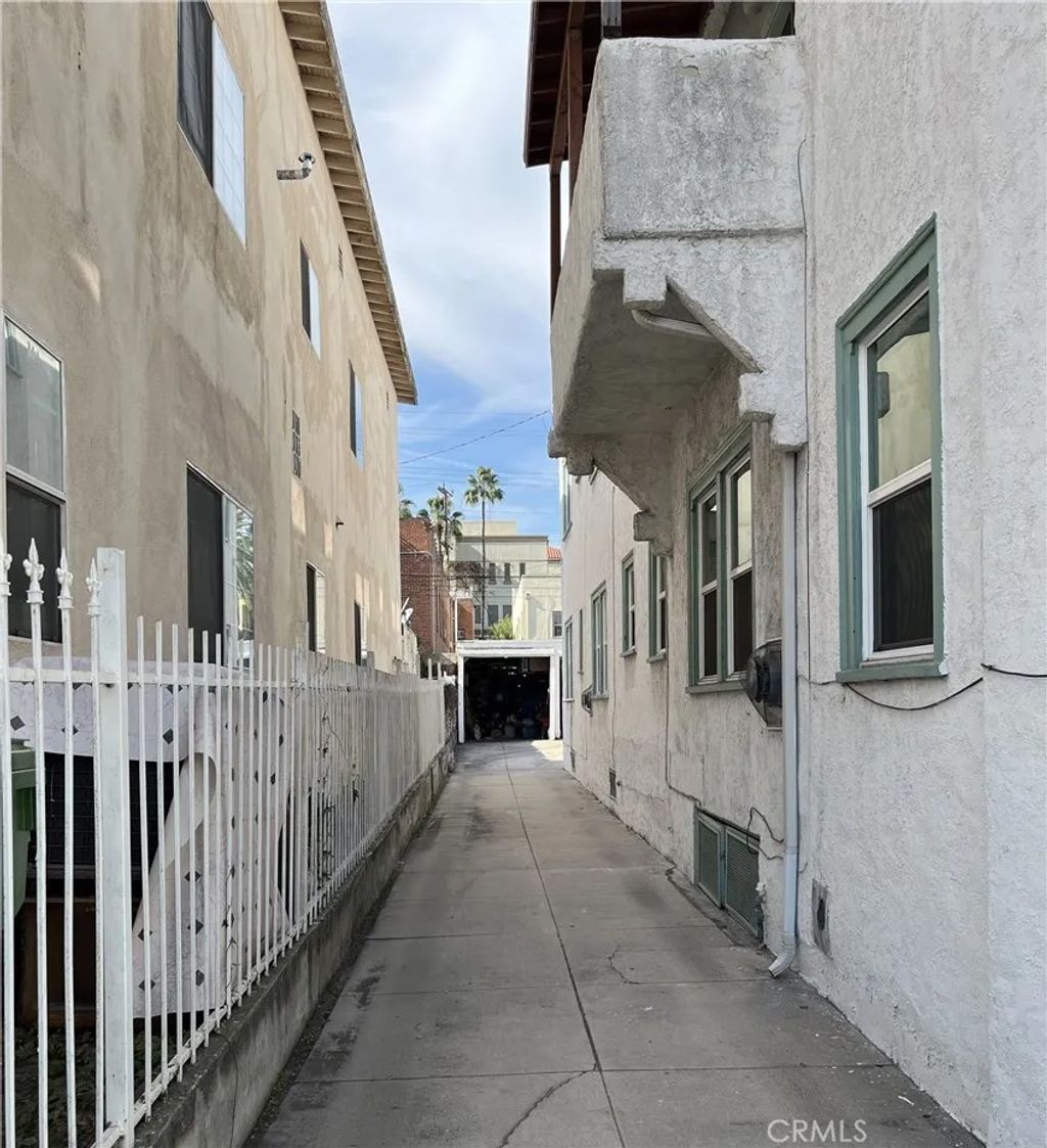 Photo of 733 N RIDGEWOOD Place, Hollywood, CA 90038 (MLS # PW26091128)