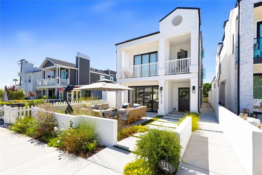 Photo of 513 Jasmine Ave #B, Corona Del Mar, CA 92625 (MLS # NP26004827)