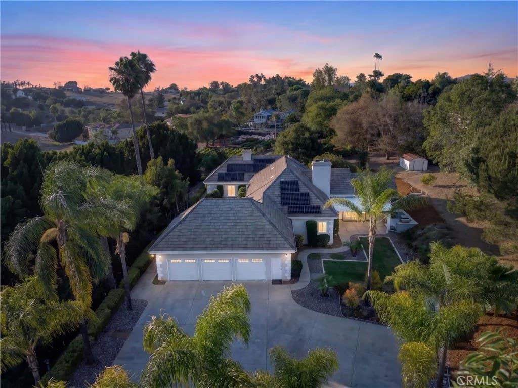 Photo of 2098 Vista Valle Verde DR, Fallbrook, CA 92028 (MLS # SW26124911)