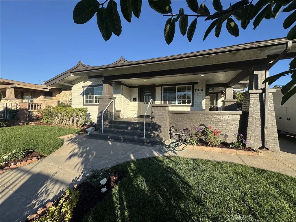 Photo of 748 N Kenmore Ave, Los Angeles, CA 90029 (MLS # CV25274642)