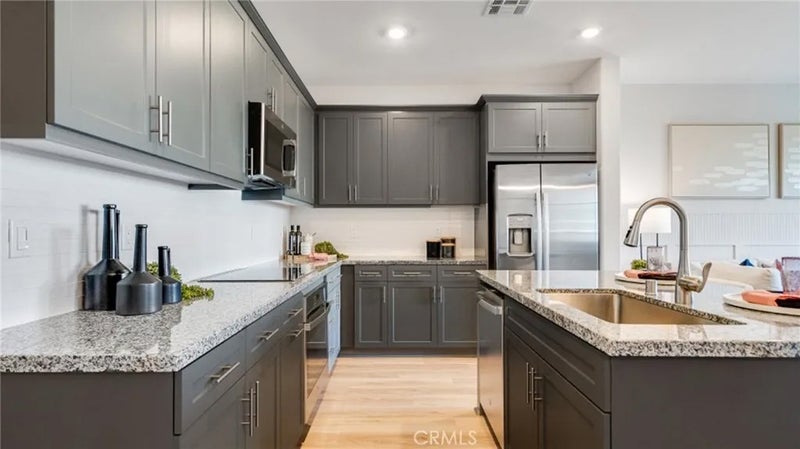 2857 E Amberley Privado