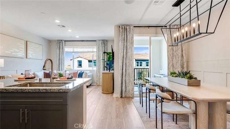 2857 E Amberley Privado