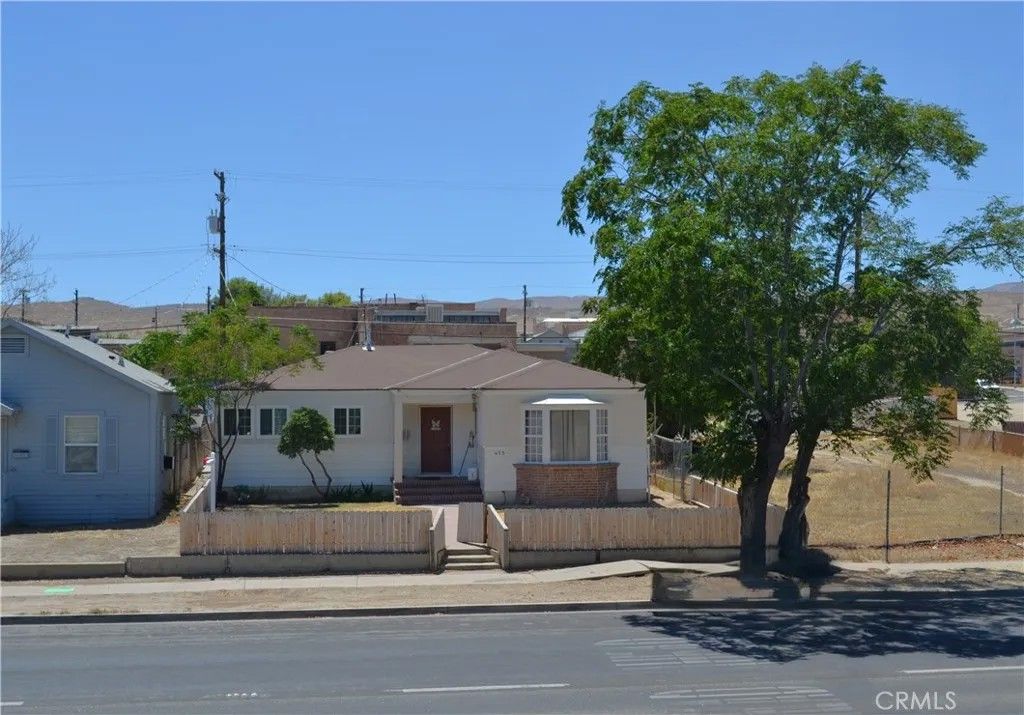 Photo of 415 Kern Street, Taft, CA 93268 (MLS # SR25267182)