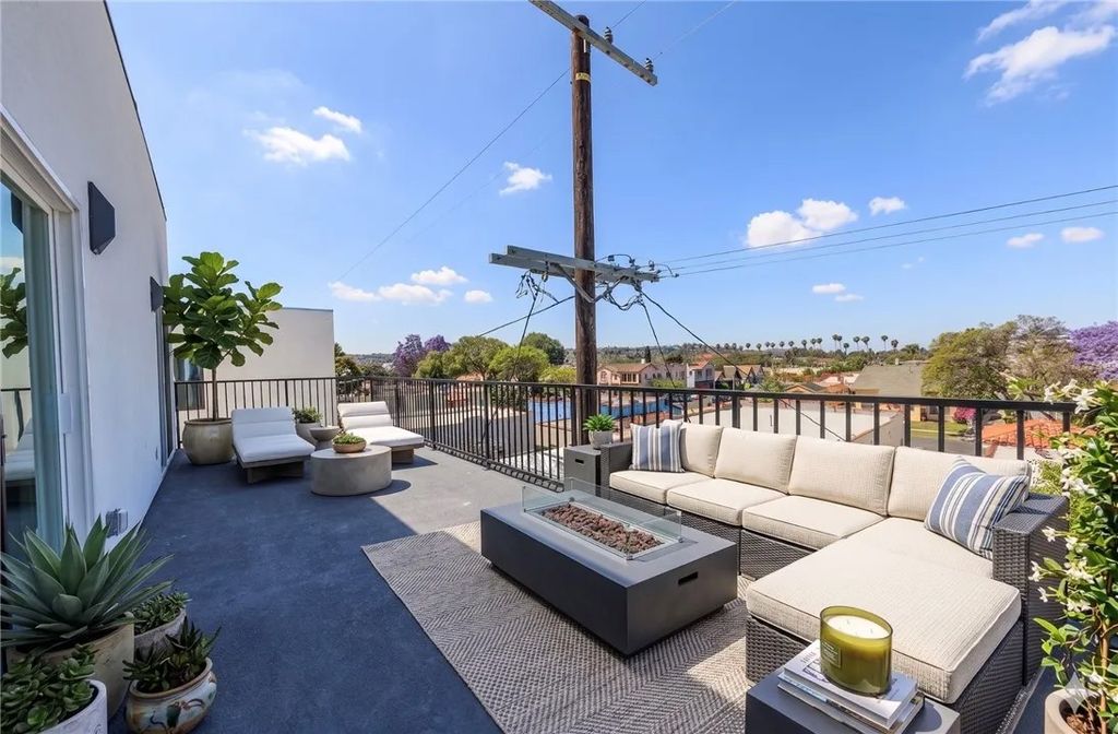 Photo of 2847 Victoria Avenue #C, Los Angeles, CA 90016 (MLS # BB26088506)