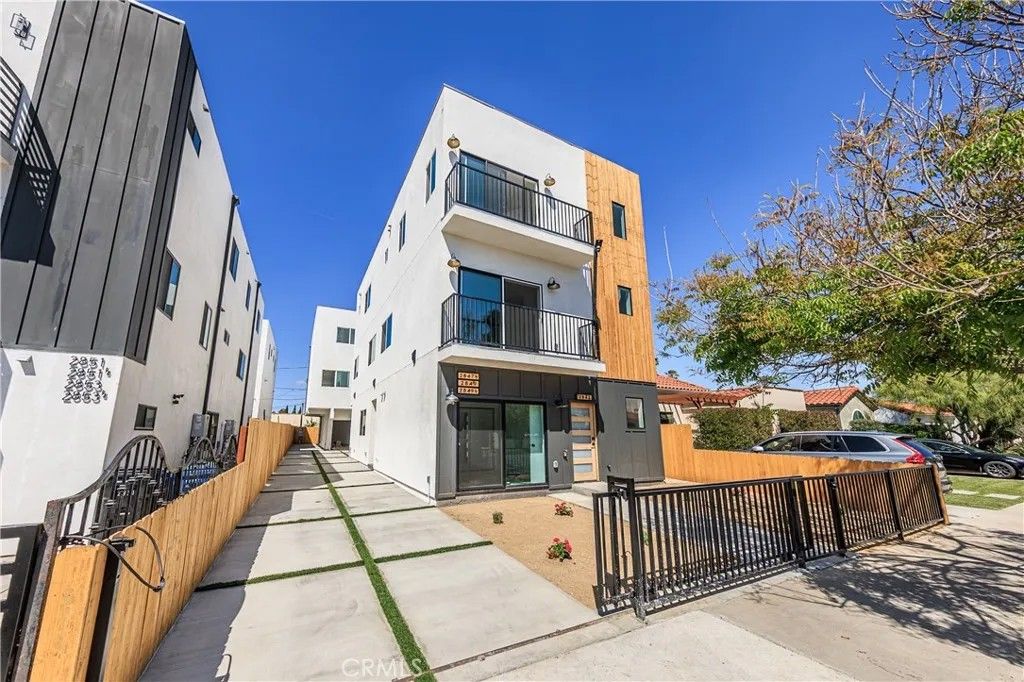 Photo of 2847 Victoria Avenue #C, Los Angeles, CA 90016 (MLS # BB26088506)