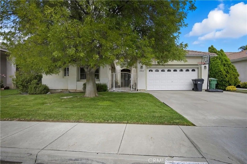 Photo of 39832 De Vendome Ct, Murrieta, CA 92563 (MLS # SR25228681)