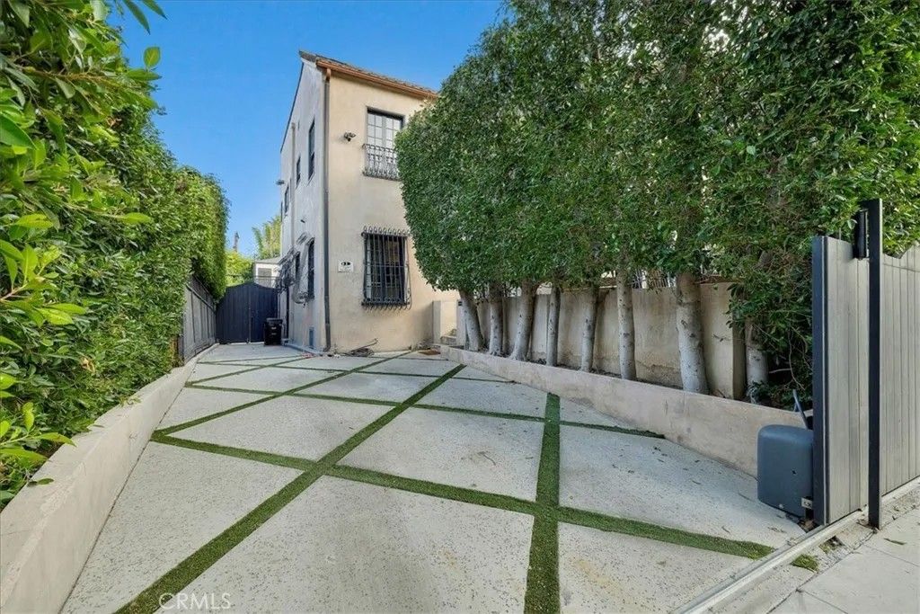 Photo of 1116 S Highland Avenue, Los Angeles, CA 90019 (MLS # SB26030010)