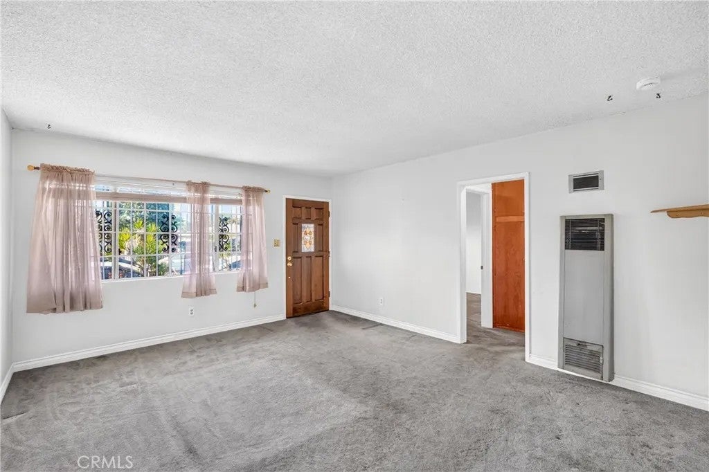 1323 E Robidoux