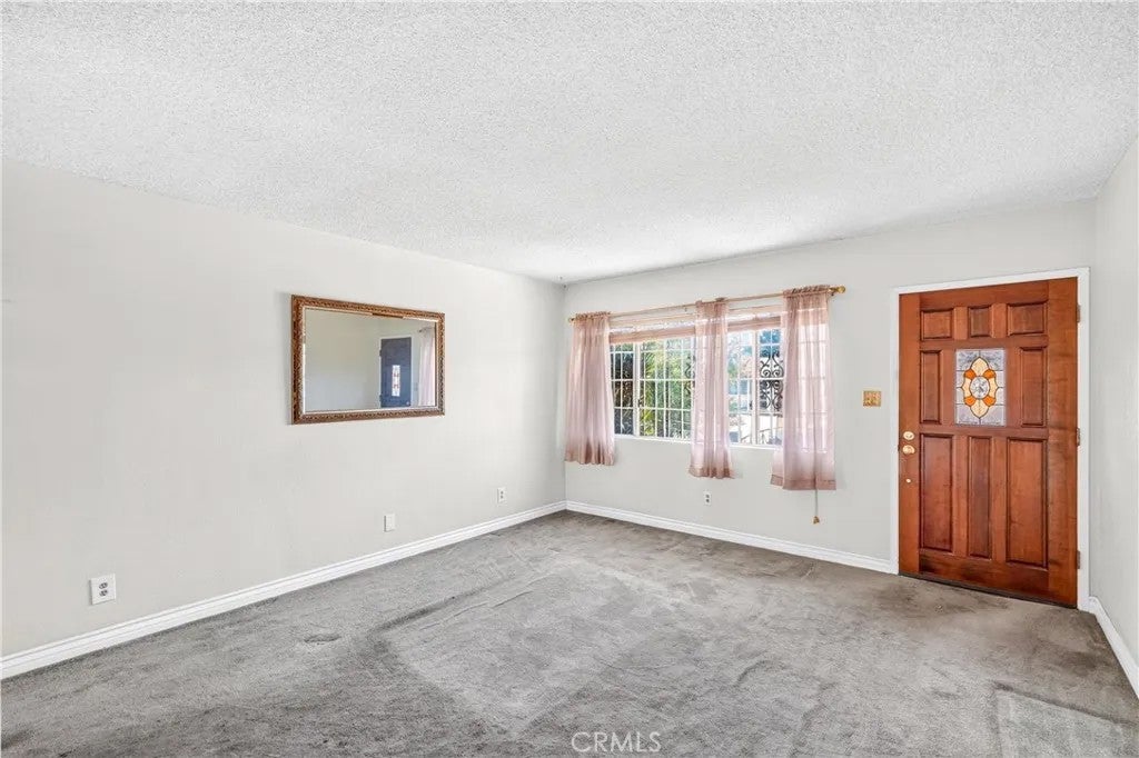 1323 E Robidoux