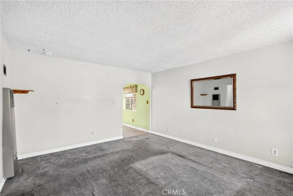 1323 E Robidoux