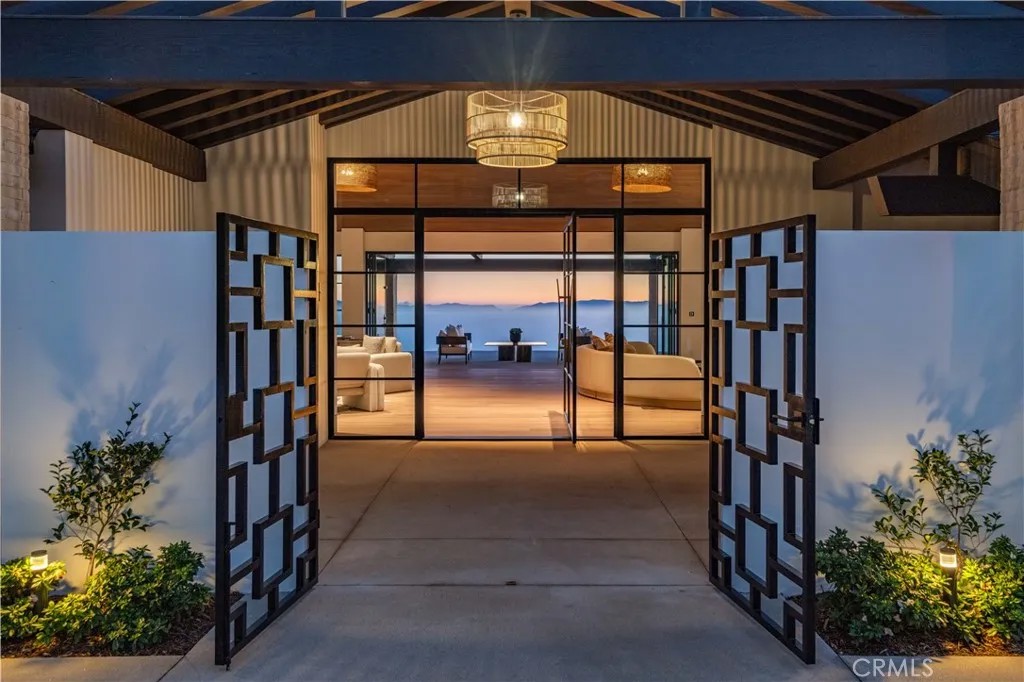 71 Crest Road East