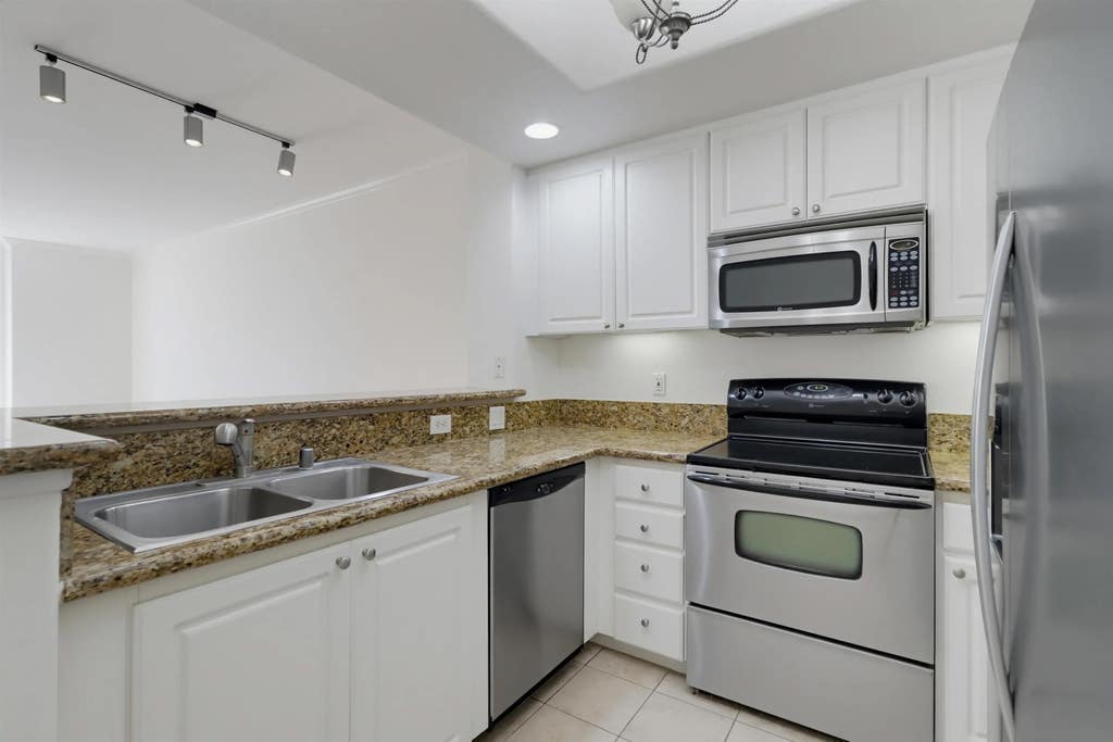 Photo of 4175 Executive Dr #G205, La Jolla, CA 92037 (MLS # 260018832)