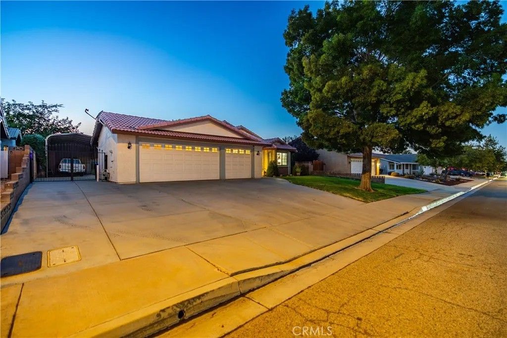 Photo of 42315 61st St, Lancaster, CA 93536 (MLS # SR25244836)