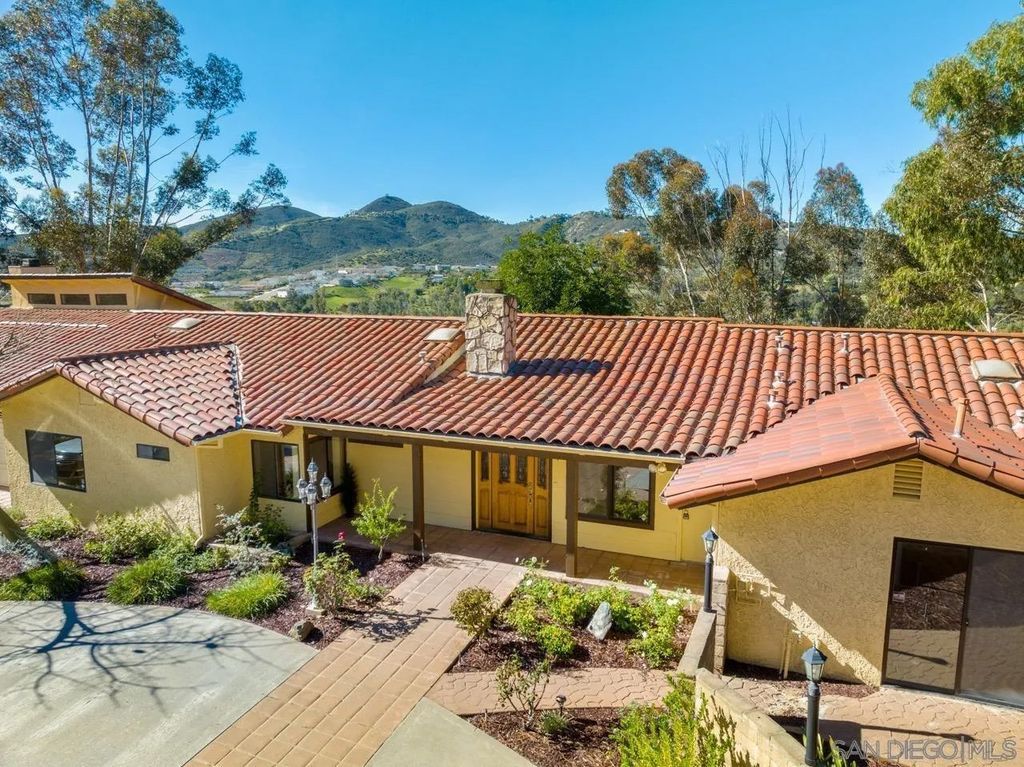 Photo of 2665 Kauana Loa Dr, Escondido, CA 92029 (MLS # 260005167)