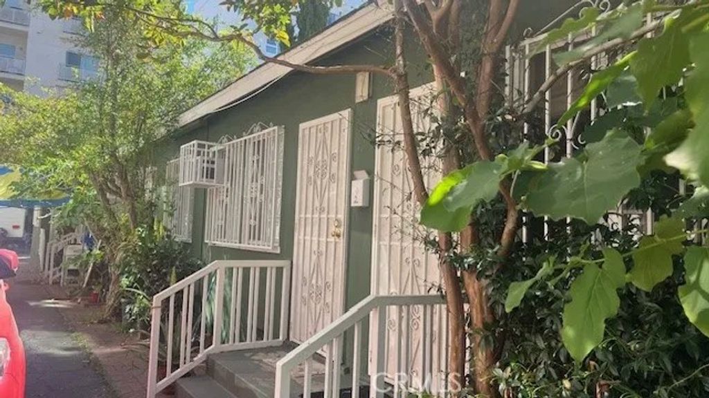 Photo of 1028 S Kenmore Ave, Los Angeles, CA 90006 (MLS # MB26061761)