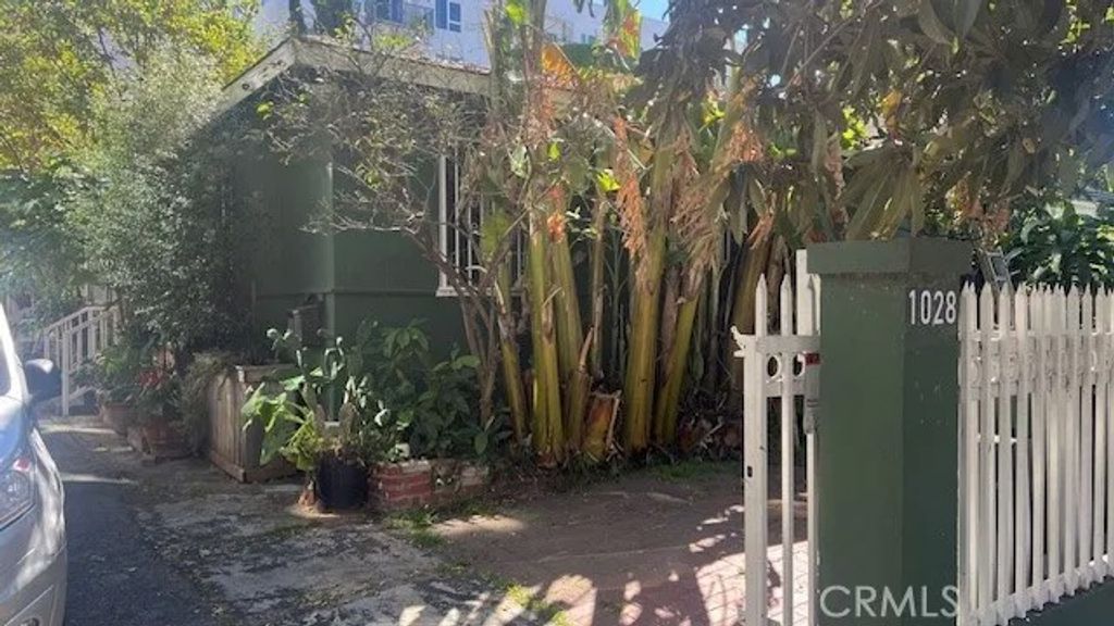 Photo of 1028 S Kenmore Ave, Los Angeles, CA 90006 (MLS # MB26061761)