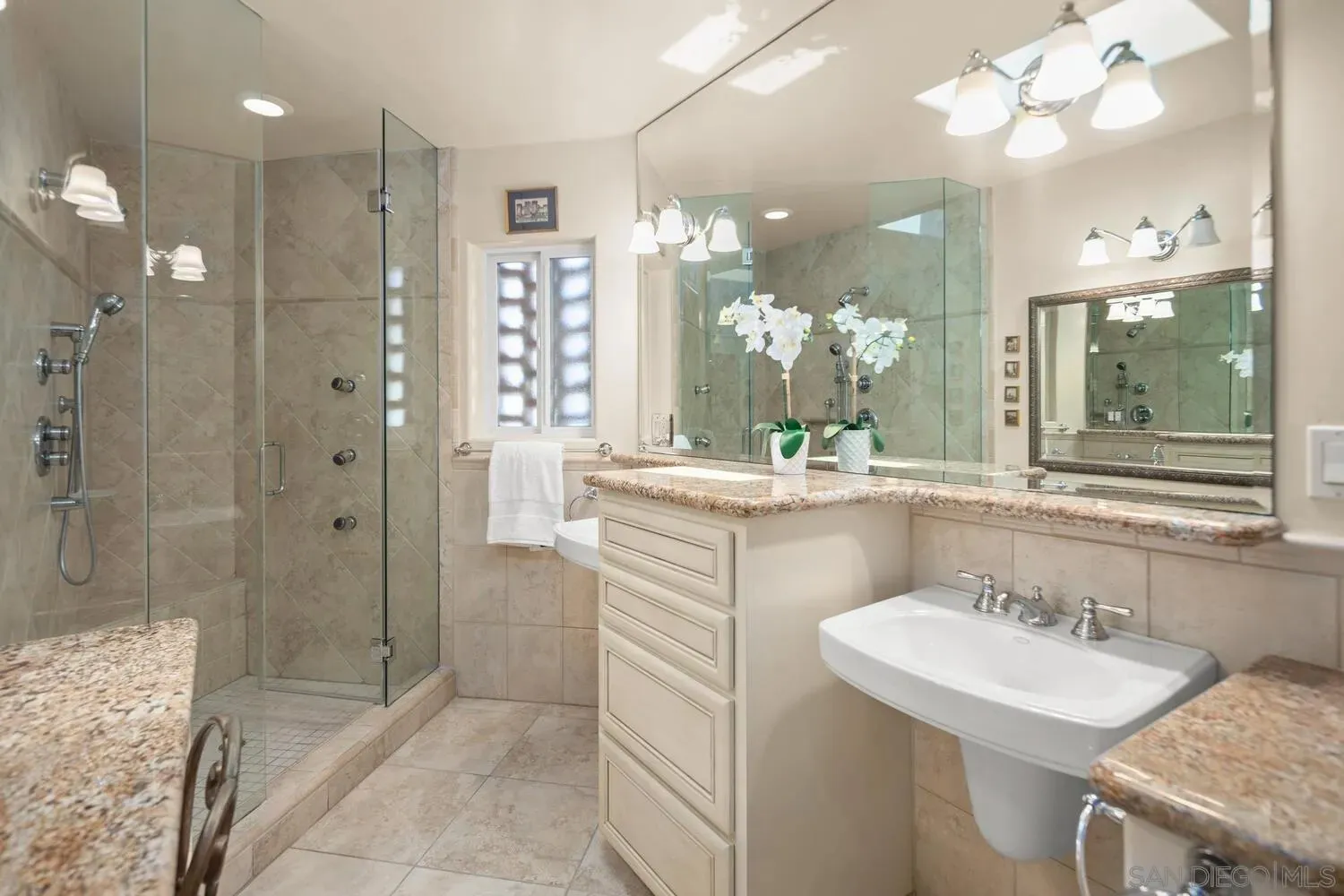 Coronado, California 92118, United States, 3 Bedrooms Bedrooms, ,4 BathroomsBathrooms,Residential,Pending,118073