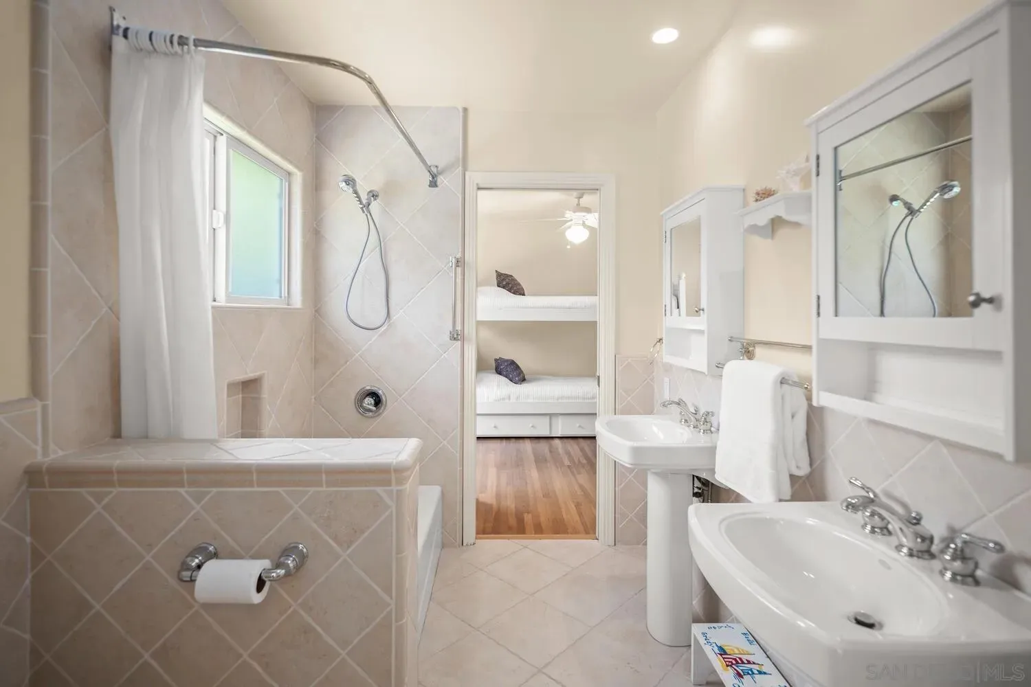 Coronado, California 92118, United States, 3 Bedrooms Bedrooms, ,4 BathroomsBathrooms,Residential,Pending,118073