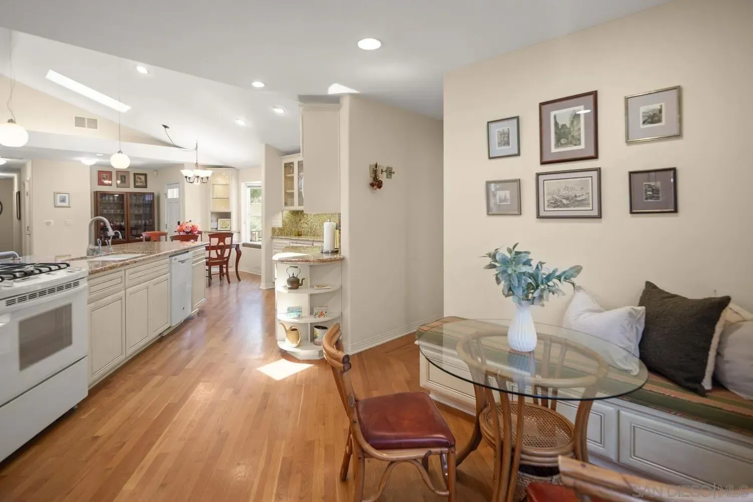 Coronado, California 92118, United States, 3 Bedrooms Bedrooms, ,4 BathroomsBathrooms,Residential,Pending,118073