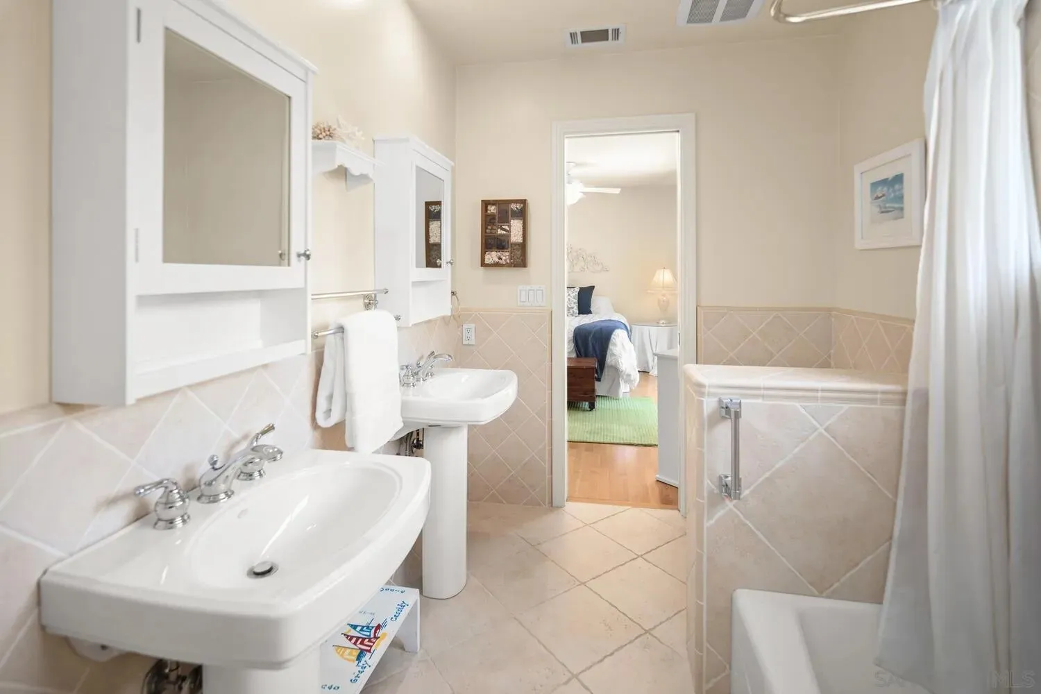 Coronado, California 92118, United States, 3 Bedrooms Bedrooms, ,4 BathroomsBathrooms,Residential,Pending,118073