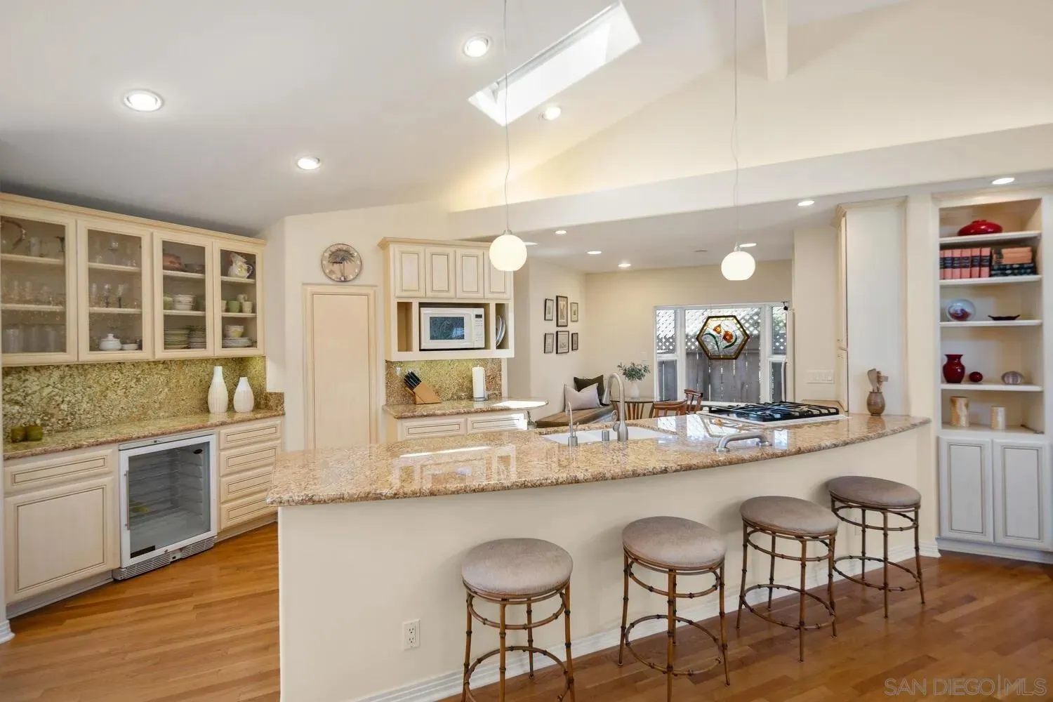 Coronado, California 92118, United States, 3 Bedrooms Bedrooms, ,4 BathroomsBathrooms,Residential,Pending,118073