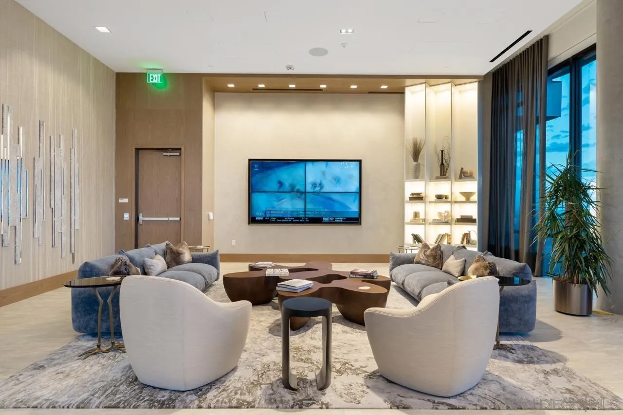525 Olive 1806