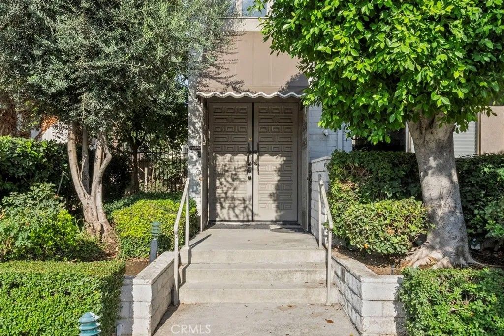 Photo of 5305 White Oak Avenue #K, Encino, CA 91316 (MLS # SR26011745)